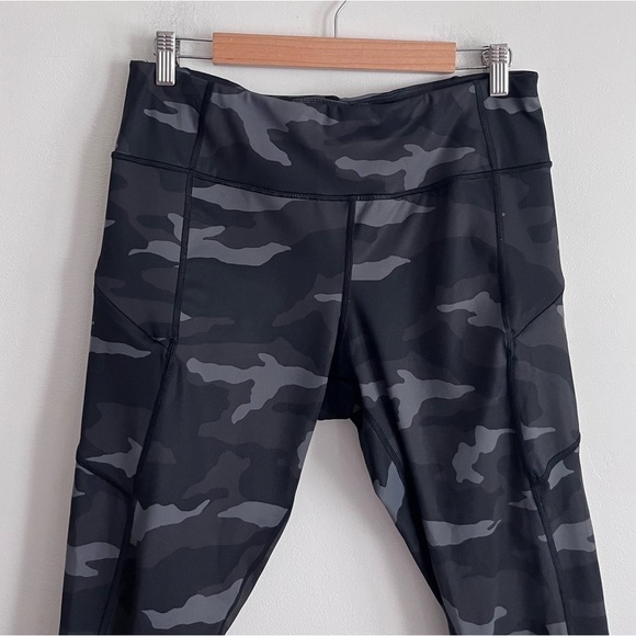 Athleta Camo Contender 7/8 Tight Leggings
Camouflage Yoga Pants Black L - Picture 4 of 10